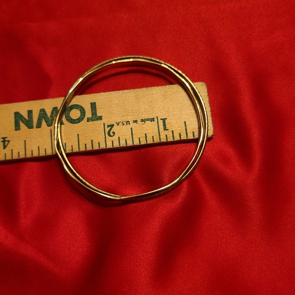 Elegant Gold Bangle Set So Unique And Pretty Collectible Bracelets - Picture 4 of 6